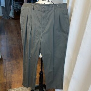 Dockers Men's Gray/Olive Chinos pleated front 42x30, EUC